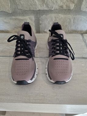 On Running Women’s Cloudswift Sneakers in Dusty Rose with Black Accents